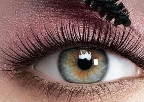 Veja truque de maquiadores para deixar cílios iguais de boneca