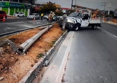 Motorista fica ferido ao 'arrancar' poste durante acidente em Manaus