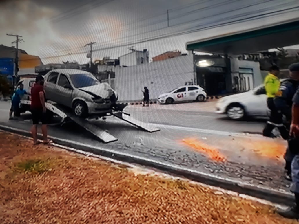 Motorista fica ferido ao 'arrancar' poste durante acidente em Manaus