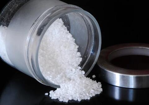 Saiba como fazer banho de sal grosso e para que ele realmente serve