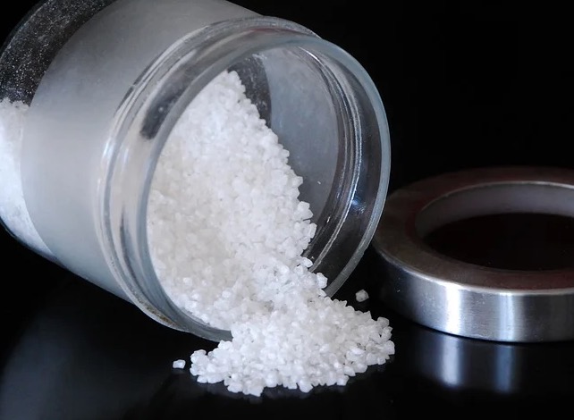 Saiba como fazer banho de sal grosso e para que ele realmente serve