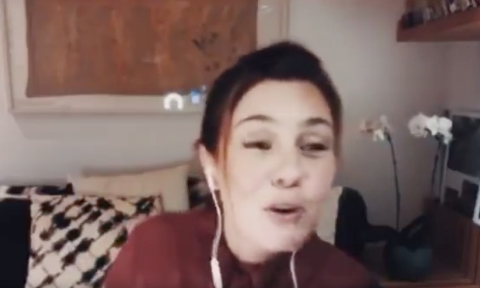 Adriana Esteves admite ser ’fofoqueira’ e bomba na internet