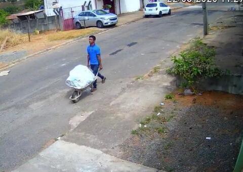 Homem é flagrado passeando com corpo em carrinho de mão