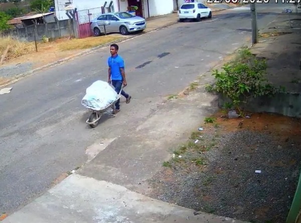 Homem é flagrado passeando com corpo em carrinho de mão