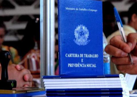 Bolsonaro prorroga novamente programa de redução de salários e jornada