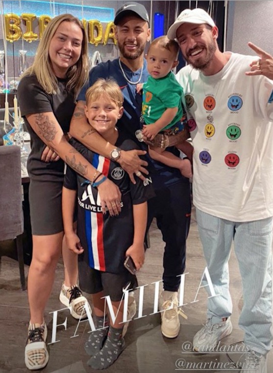 Neymar posa com Carol Dantas em aniversário de Davi Lucca: ‘família’