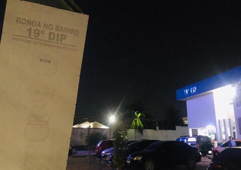 Novinho é preso ostentando fuzis e pistola em beco na Compensa