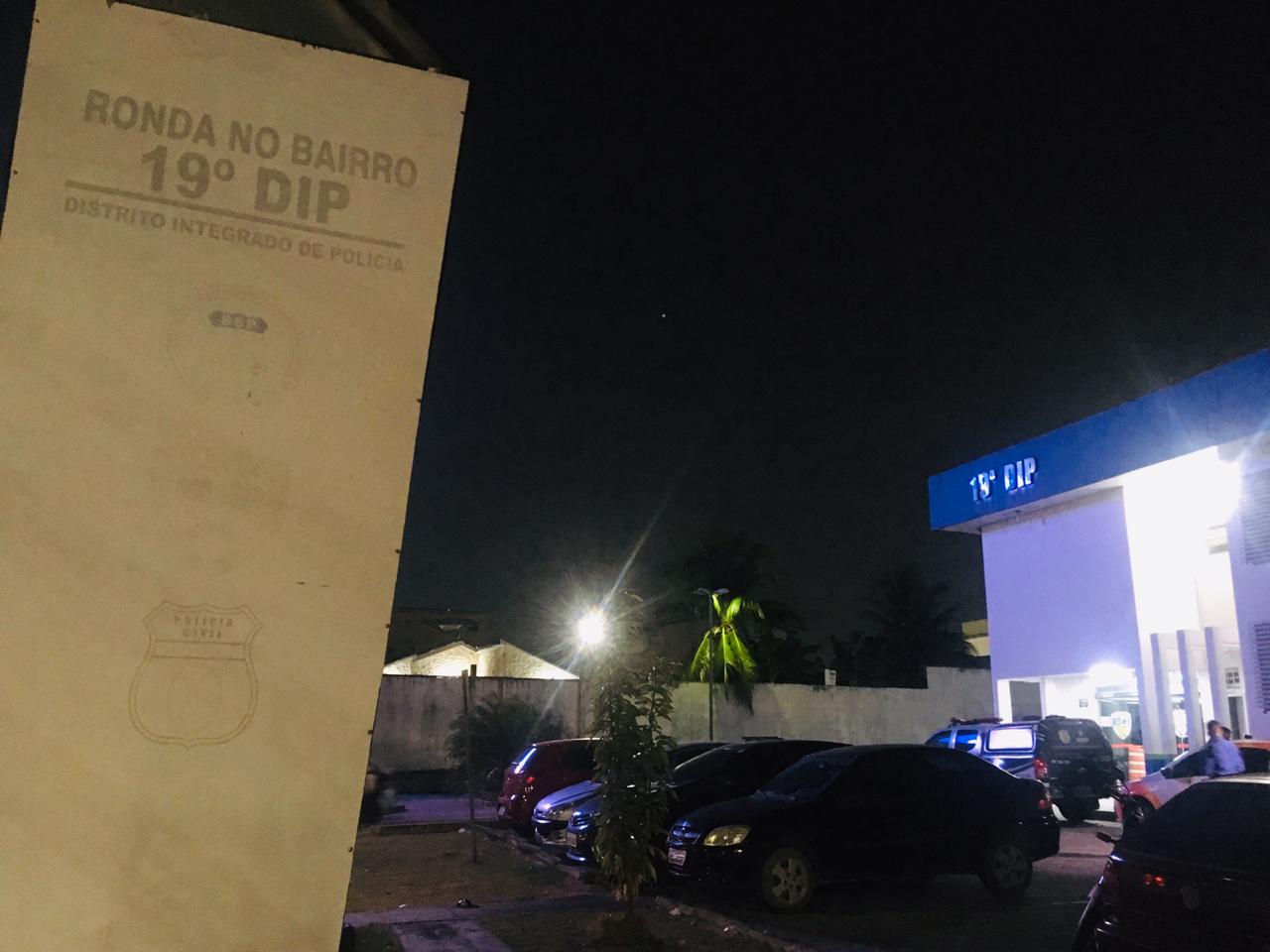 Novinho é preso ostentando fuzis e pistola em beco na Compensa