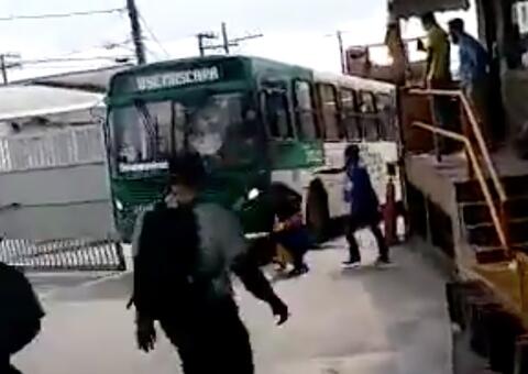 Vídeo: Surtado, homem furta ônibus e 'toca o terror' em garagem de empresa