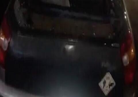 Em briga de trânsito, homem surta e destrói carro de mulher em Manaus 