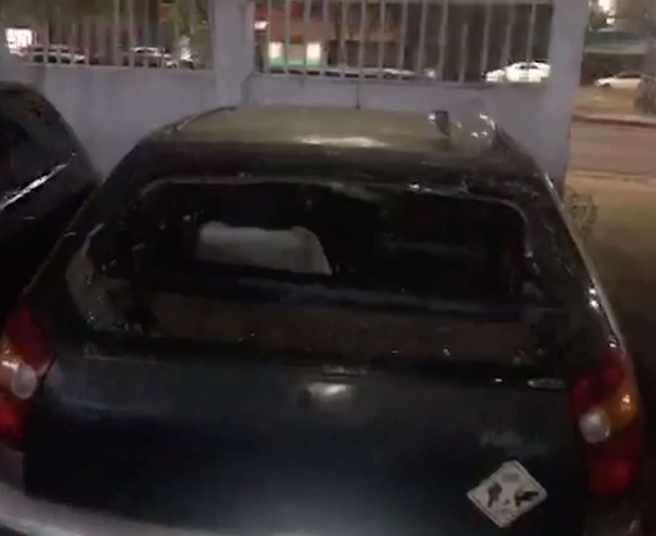 Em briga de trânsito, homem surta e destrói carro de mulher em Manaus 