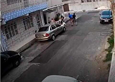 Vídeo: Bandidos armados atacam moradores do bairro Eldorado, em Manaus 