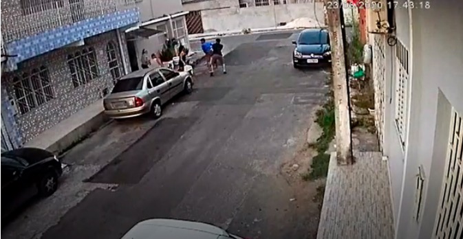 Vídeo: Bandidos armados atacam moradores do bairro Eldorado, em Manaus 