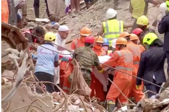 Criança sobrevive a desabamento de prédio de 10 andares na Índia