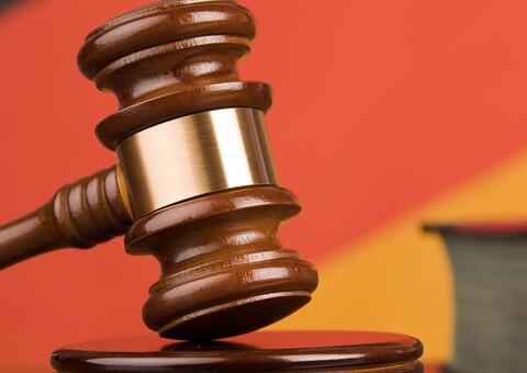 Jovens são condenados à prisão por injetar ar comprimido no ânus de colega