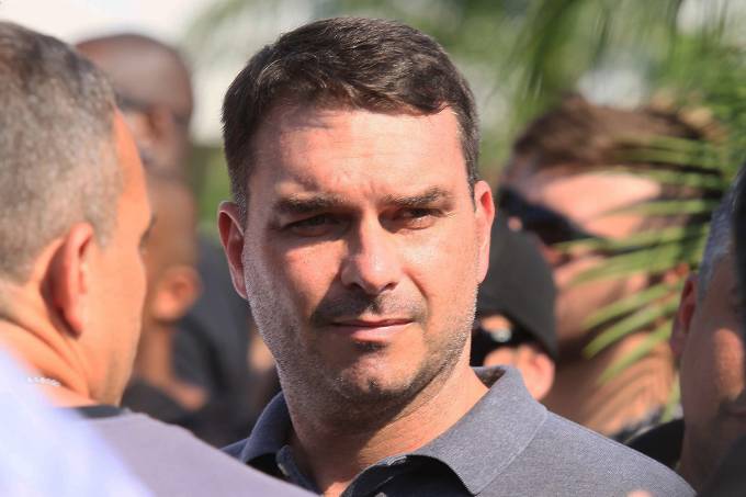 Flávio Bolsonaro é diagnosticado com covid-19