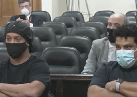 Ronaldinho Gaúcho e irmão devem chegar ao Brasil nesta terça-feira