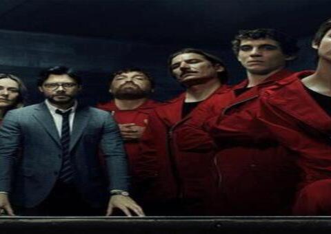 Ator de La Casa de Papel posa nu em frente ao espelho e quase mostra demais