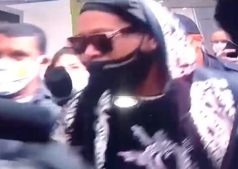 Ronaldinho e irmão retornam ao Brasil e chegada é marcada por tumulto