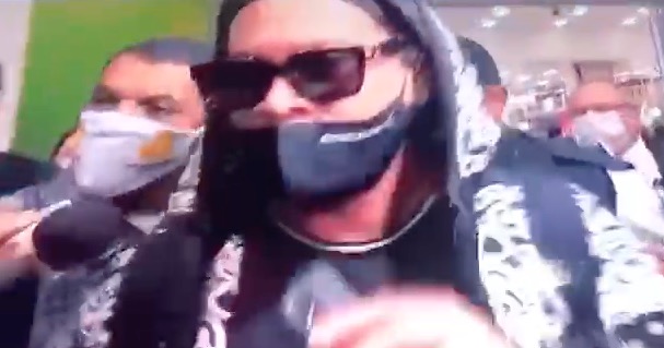 Ronaldinho e irmão retornam ao Brasil e chegada é marcada por tumulto