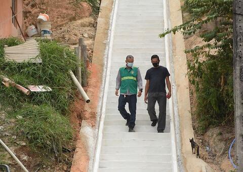 Famílias do Jorge Teixeira são beneficiadas com escada em Manaus