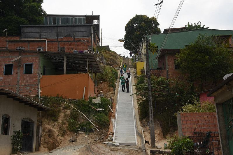 Famílias do Jorge Teixeira são beneficiadas com escada em Manaus
