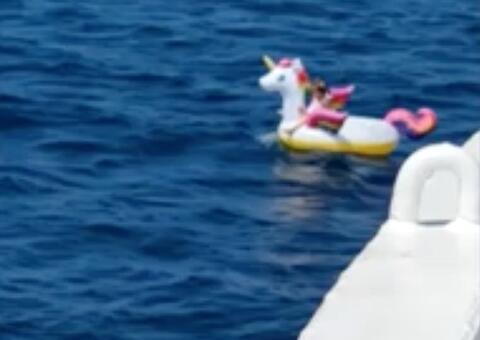 Criança é resgatada em alto-mar em boia de unicórnio; Veja vídeo