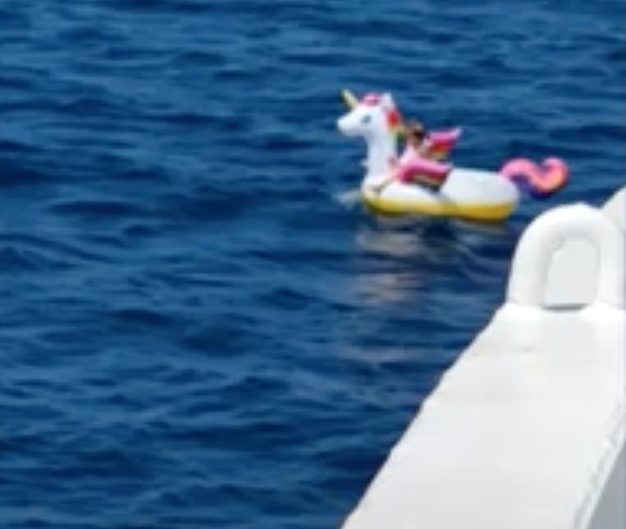 Criança é resgatada em alto-mar em boia de unicórnio; Veja vídeo