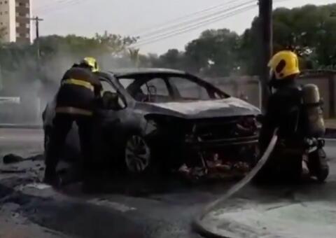 Vídeo: Carro fica destruído após pegar fogo em Manaus