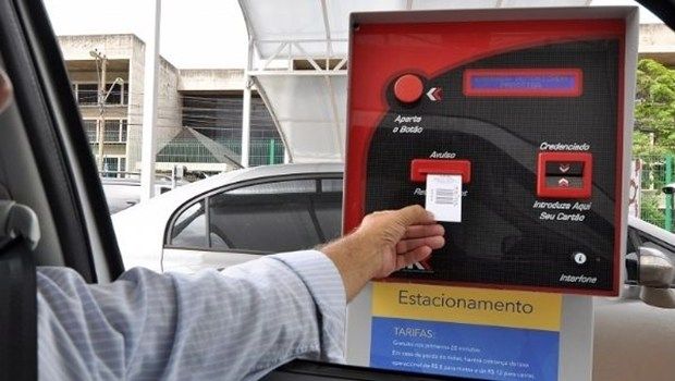 Justiça proíbe cobrança de taxa por perda de ticket de estacionamento no AM