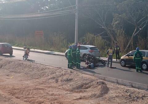 Mulher fica ferida ao parar para ver acidente em avenida de Manaus