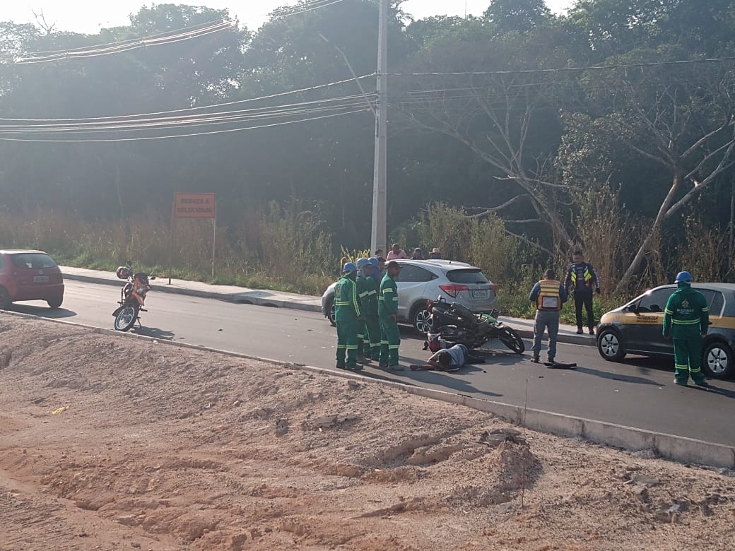 Mulher fica ferida ao parar para ver acidente em avenida de Manaus