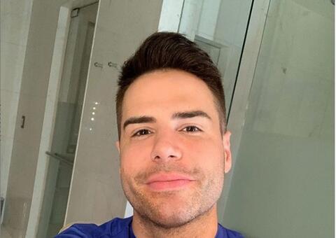 Luiz Bacci responde perguntas sobre sexo e diz que seguidor parece o cão