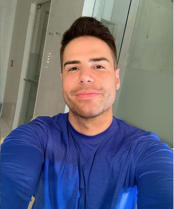 Luiz Bacci responde perguntas sobre sexo e diz que seguidor parece o cão