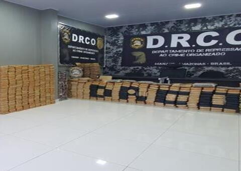 Droga avaliada em R$ 15 milhões é apreendida em caminhão baú em Manaus