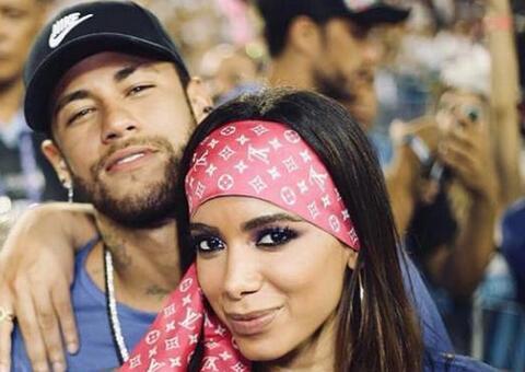 Anitta e Neymar são flagrados juntos em Ibiza