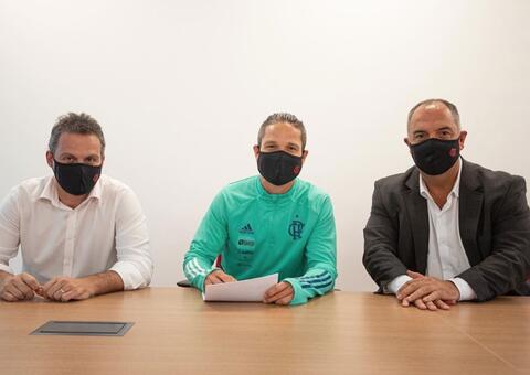 Flamengo anuncia renovação de contrato de Diego por mais um ano