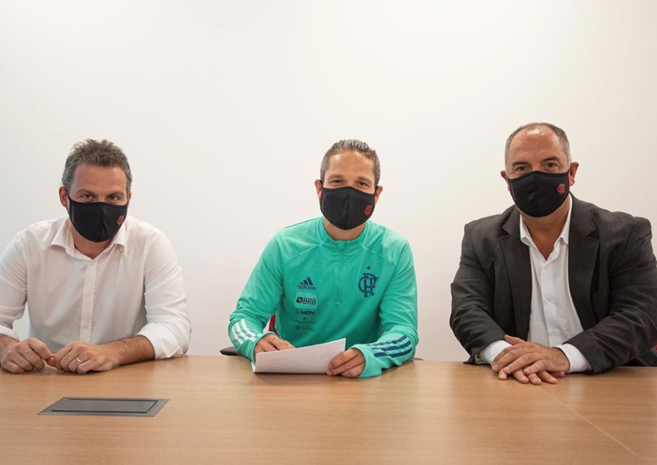 Flamengo anuncia renovação de contrato de Diego por mais um ano