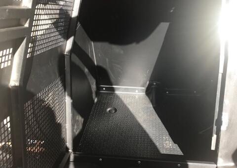 Esposa de policial morre após ficar presa em 'camburão' de viatura 