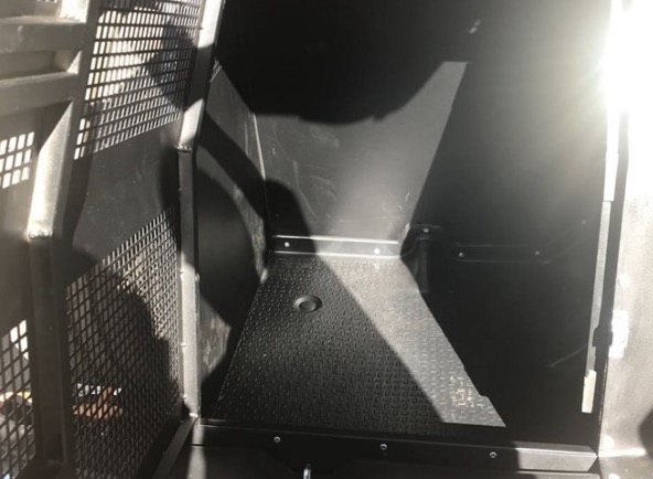 Esposa de policial morre após ficar presa em 'camburão' de viatura 