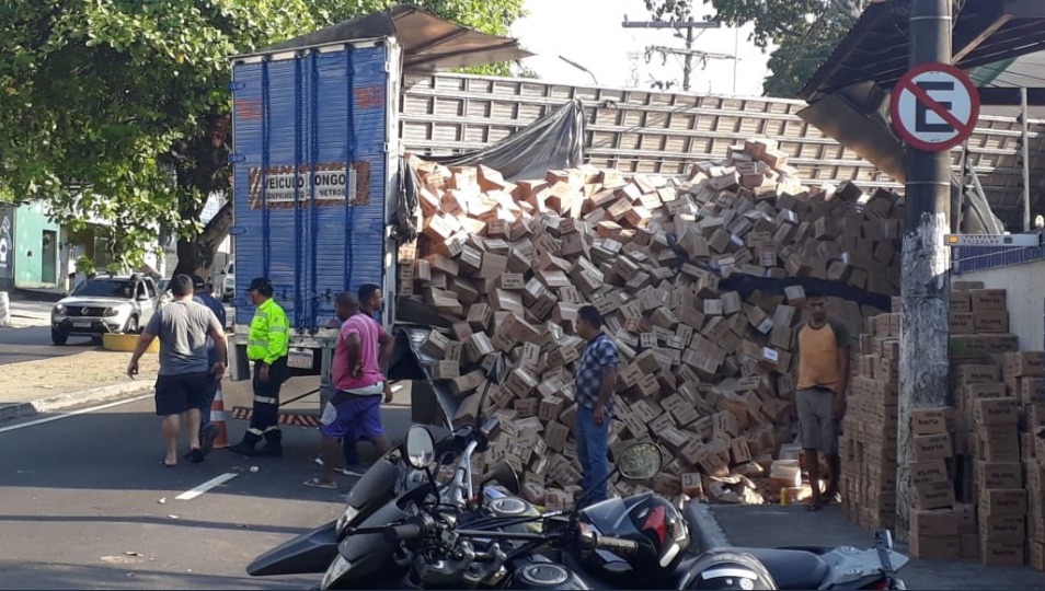 Carreta tomba após bater em muro e causa congestionamento em Manaus