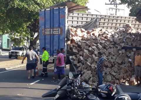 Carreta tomba após bater em muro e causa congestionamento em Manaus