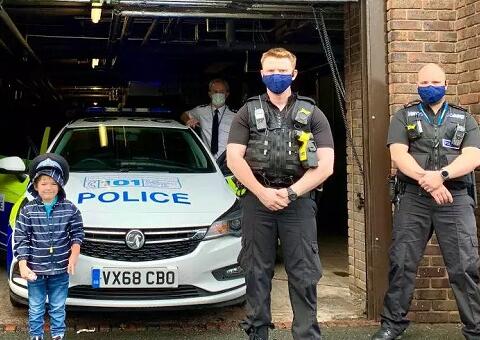 Garotinho de 5 anos salva a mãe ao ligar para número escrito em ambulância de brinquedo