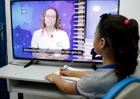 Plano pedagógico da prefeitura mantém aulas remotas em Manaus 