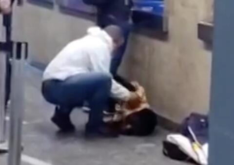 Jovem tira a camisa e agasalha cachorro que tremia de frio em metrô