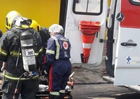 Desmaiado, homem escapa da morte ao ser resgatado de incêndio em Manaus