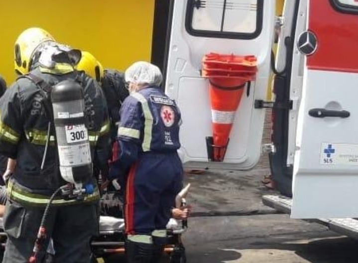 Desmaiado, homem escapa da morte ao ser resgatado de incêndio em Manaus