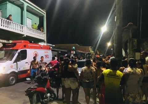 Vídeo: Homem surta e ameaça se jogar do telhado de casa em Manaus