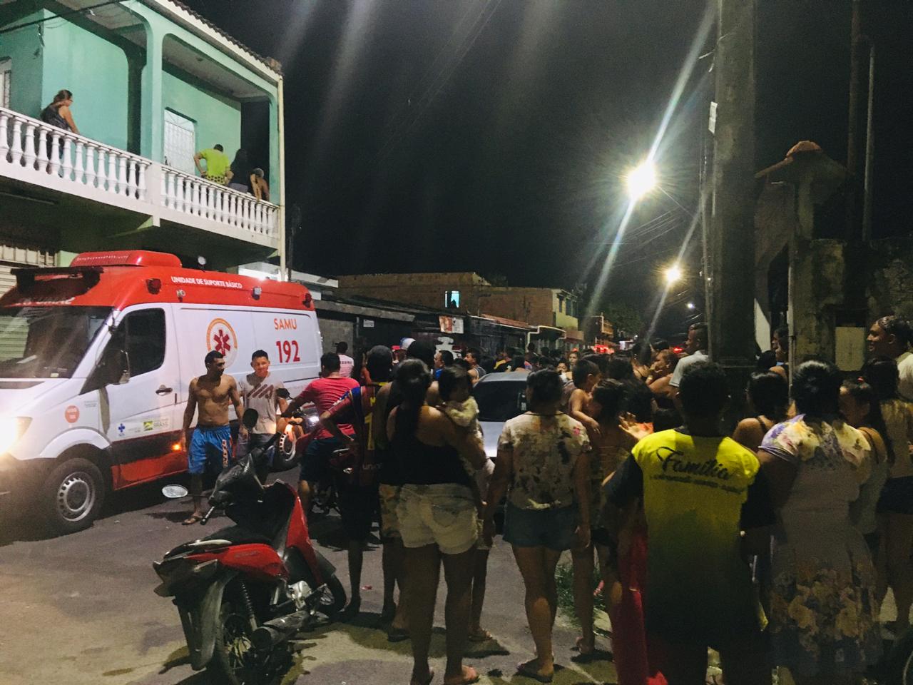 Vídeo: Homem surta e ameaça se jogar do telhado de casa em Manaus