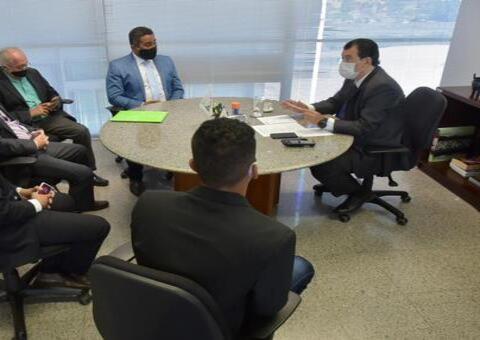 Eduardo Braga apoia pescadores e diz ser contra extinção do seguro-defeso